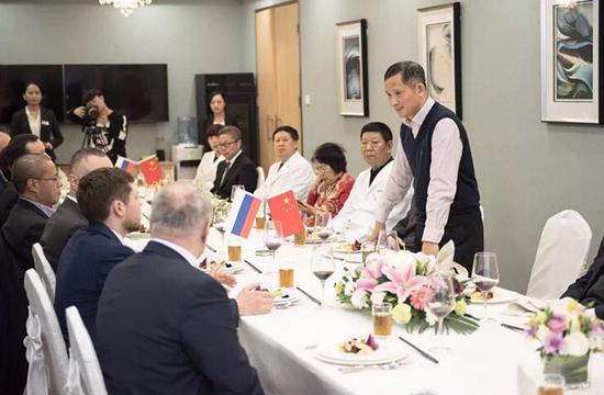 那坡商会换届后举行会长工作交接仪式