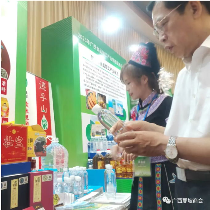 李常官副主席鼓励 那坡商会推动德孚山泉成为重点品牌