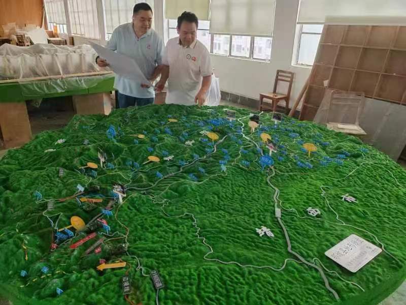 农文兴走访倪势模型公司并观看那坡山水模型